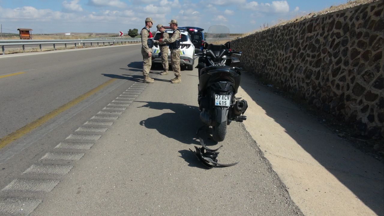 Kilis'te devrilen motosikletteki 2 kişi yaralandı