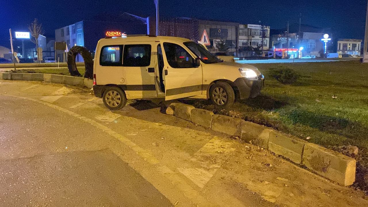 Direksiyonuna geçtiği hafif ticari araçla polisten kaçan 16 yaşındaki çocuk, kaza yapınca yakalandı