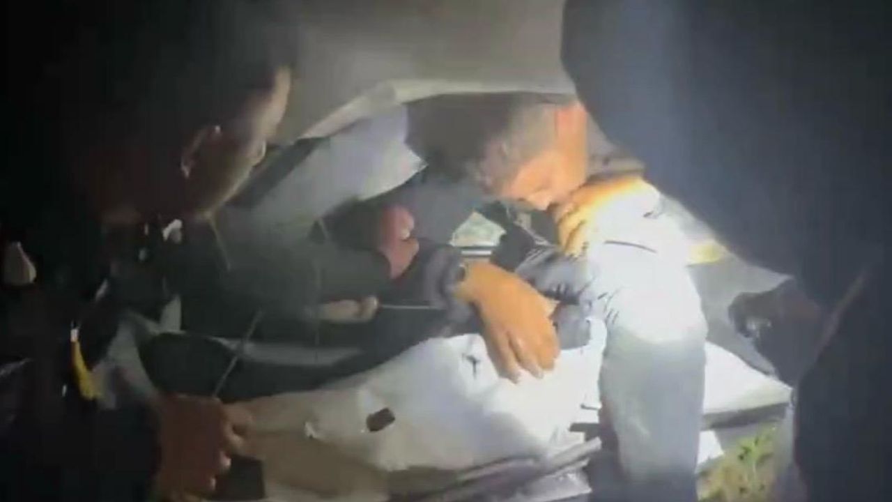 Hatay'da polisten kaçarken kazaya yapan otomobilde 9 kaçak göçmen yakalandı