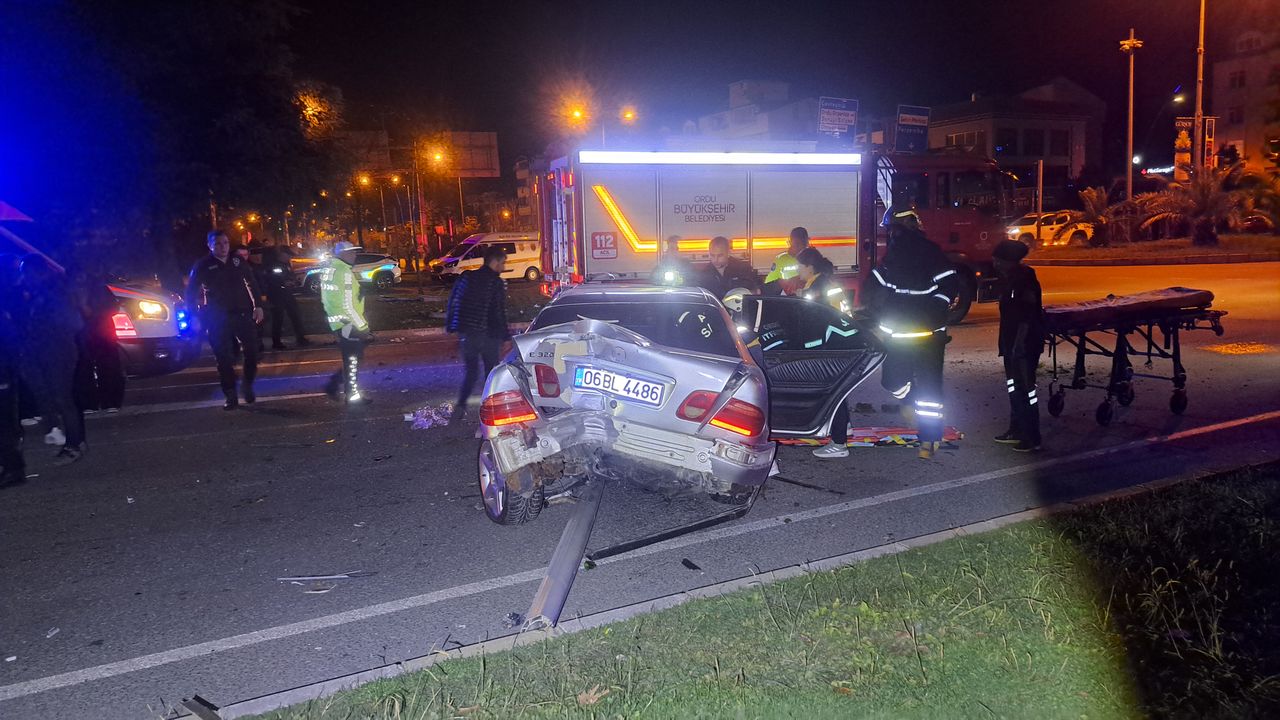 Polisten kaçarken otomobili ile kaza yaptı; 2 yaralı