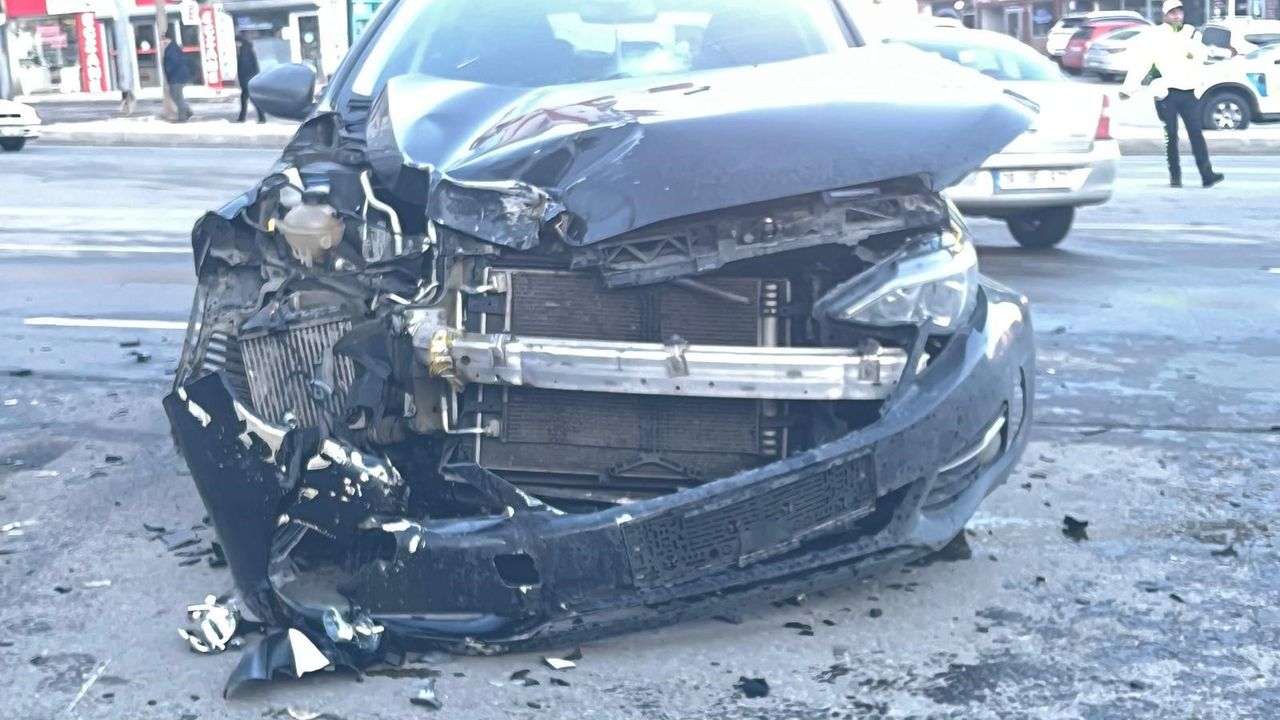 Bitlis'te otomobil ile çarpışan motosikletin sürücüsü yaralandı