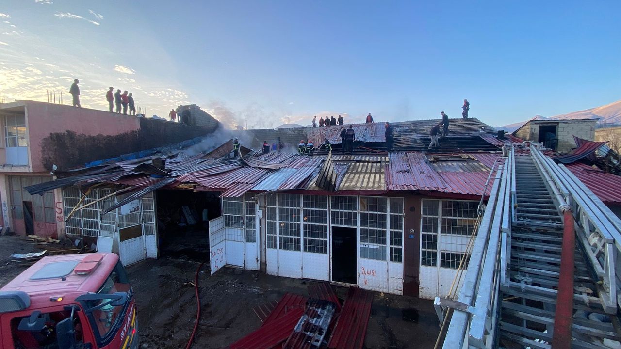 Bitlis'te sanayi sitesinde korkutan yangın
