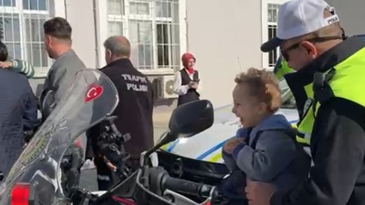 Polisten engelli öğrencilere anlamlı sürpriz