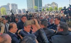 CHP lideri Özgür Özel'e cenaze töreni çıkışında yumruklu saldırı