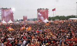 Galatasaray 25’inci şampiyonluk kupasını görkemli törenle kaldırdı