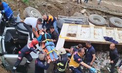 Şarampole devrilen kamyonun şoförü yaralandı