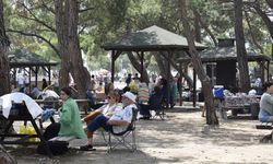 Antalya'da bayramın 3'üncü gününde, sahil ve mesire alanlarında yoğunluk