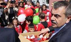 Bakan Tekin'den sınıf öğretmenine sürpriz doğum günü kutlaması