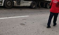 Emniyet şeridindeki TIR'a otomobil çarptı: 4 ölü