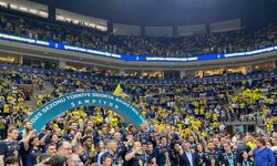 Fenerbahçe Beko şampiyonluk kupasını kaldırdı