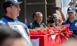Ferdi Zeyrek için belediye önünde tören
