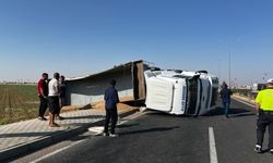 Kızıltepe’de Buğday Yüklü Tır Devrildi: Sürücü Yaralandı