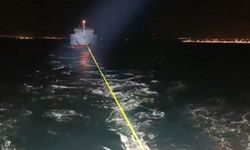 Çanakkale Boğazı'nda arızalanan gemi, römorkörle yedeklenerek demirletildi