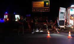 Çanakkale'de kavşakta otomobiller çarpıştı: 1'i ağır, 3 yaralı