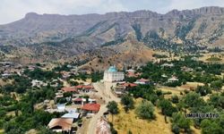 Derecik'te öğretmenler söyledikleri şarkıyla ilçeyi tanıttı