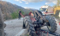 Devrilen traktörün sürücüsü öldü
