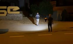 Yol kenarında alkol alırken, otomobille gelen kişi tüfekle yaraladı
