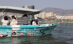 İzmir'de 'Flamingo Yolu' turu renkli görüntülere sahne oluyor