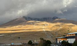 Erciyes'in zirvesine kar yağdı