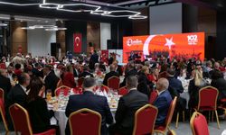 Eskişehir'de Cumhuriyet Pastasını 102 yaşındaki Ali Sezer kesti