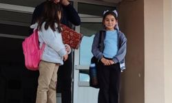 Koridordaki atıkları geri dönüşüm kutusuna koyan öğrenciler ödüllendirildi / Video eklendi