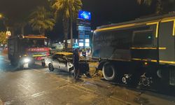 Kuşadası'nda belediye temizlik aracına çarpan otomobilin sürücüsü öldü