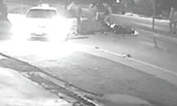 Taksinin motosiklete çarpıştığı kaza kamerada; 2 yaralı