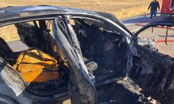 Yolda alev alan otomobil kullanılamaz hale geldi