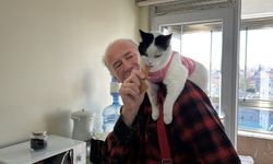 12 yıl önce sahiplenip birlikte 65 şehir gezdiği kedisi omzundan inmiyor