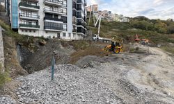 70 kişi tahliye edilmişti; çöken alan toprakla dolduruluyor