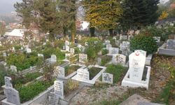 Acılı aileler, 12 Kasım Depremi'nde kaybettikleri yakınlarının mezarlarını ziyaret etti