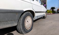 Adana- Otomobilin lastiği patlayınca yakalanan cinayet şüphelisi, susma hakkını kullandı /Video eklendi