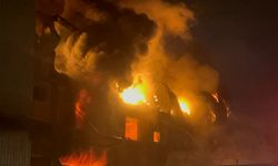 Adana'da 3 katlı hırdavat dükkanında yangın