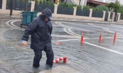 Balıkesir'de sağanak; yollar göle döndü, evler su bastı