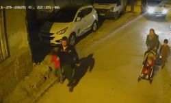 Başını otomobile çarptığı çocuğu yere fırlattı; o anlar kamerada