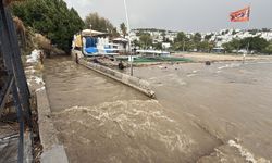 Bodrum'da sağanak; 1 evi su bastı, yollar göle döndü