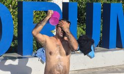 Bodrum'da susuzluğu protesto etmek amacıyla Belediye Meydanında duş aldı