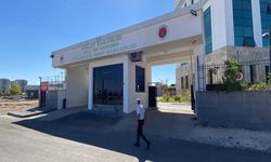 Cezaevinden izinli çıkan babasını öldüren sanığa 15 yıl 10 ay hapis, annesine beraat