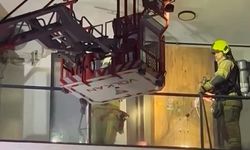 Dairesini ateşe vermek isteyen kadın, itfaiye ekiplerine damacana fırlattı