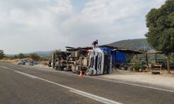 Devrilen kamyon, sıkmacıya ramak kala durdu