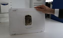 Dizüstü bilgisayarı bomba gibi patladı; o anlar kamerada