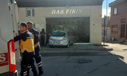 Edirne'de otomobilin fırına daldığı kaza kamerada