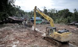 Endonezya'da sel ve toprak kayması nedeniyle hayatını kaybedenlerin sayısı 303'e yükseldi