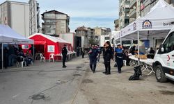 Gebze'de yıkılan binanın enkazını kaldırma çalışmaları sürüyor