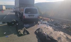 Hafif ticari araç, otoyolda kamyona çarptı; 3 ölü, 3 yaralı