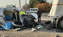 Hafif ticari araç, park halindeki tankere çarptı: 1'i bebek 3 kişinin öldüğü kaza anı kamerada