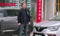 İş makinesi operatörü çekici üstünde; çaycı elinde tepsiyle Ata'yı andı