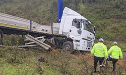 İstanbul - Beykoz'da TIR'ın otoyolda ters dönüp şarampole yuvarlandığı anlar kamerada