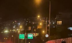 İzmir'de 2 motosikletlinin tek teker üzerinde tehlikeli yolculuğu kamerada