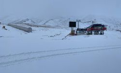 Kayseri'de kent merkezinde sağanak, Erciyes'te kar etkili oldu